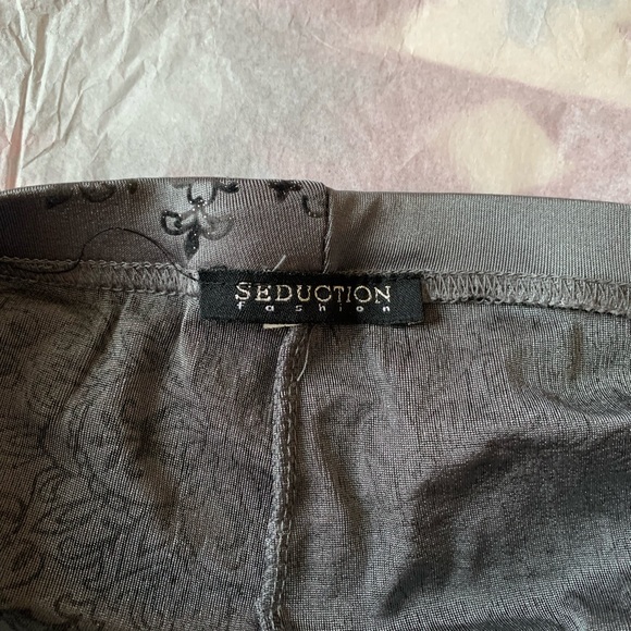 🍉Leggings EUC, M shimmering pewter with flocked black snowflake design Seduction - Picture 4 of 4